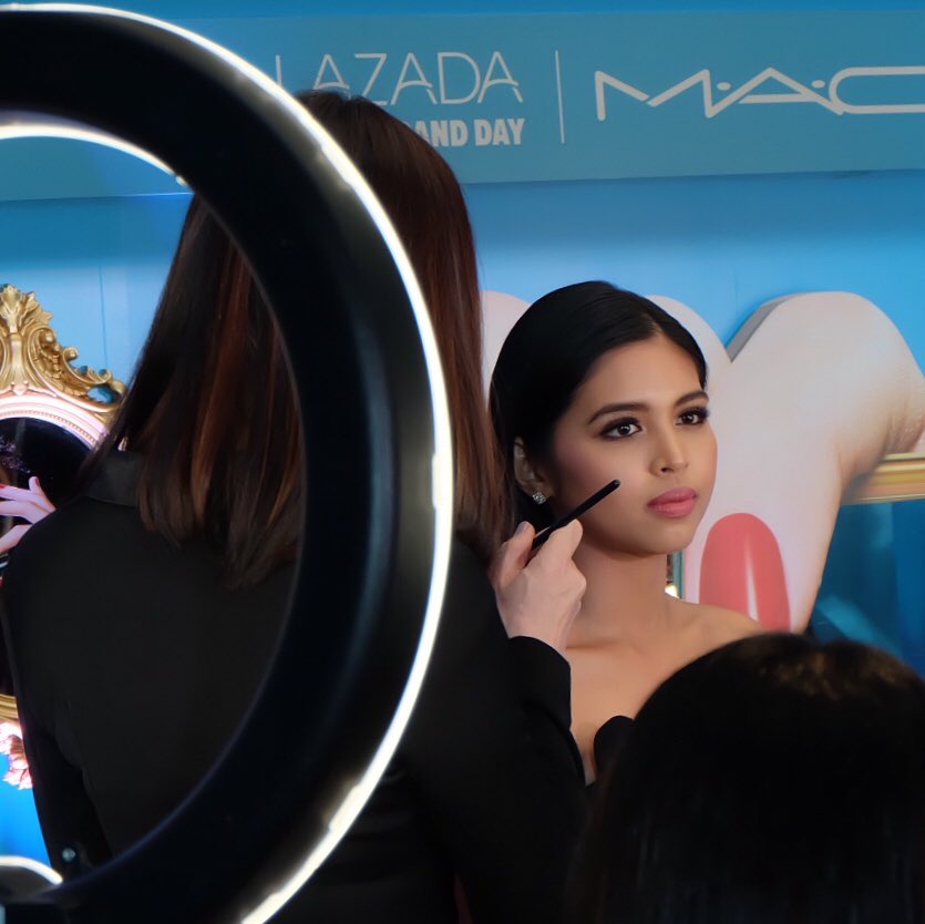 yasssph's tweet image. #yasssPHbeauty: At the #MacLovesLips event, RB Chanco applied the bestselling #RubyWoo lipstick shade of MAC on #MaineMendoza, who just announced that her #MaineForMac lippie will be out on Sept. 21 on Lazada and Sept. 23 in all MAC stores nationwide. #MaineMACLipsAtMOA