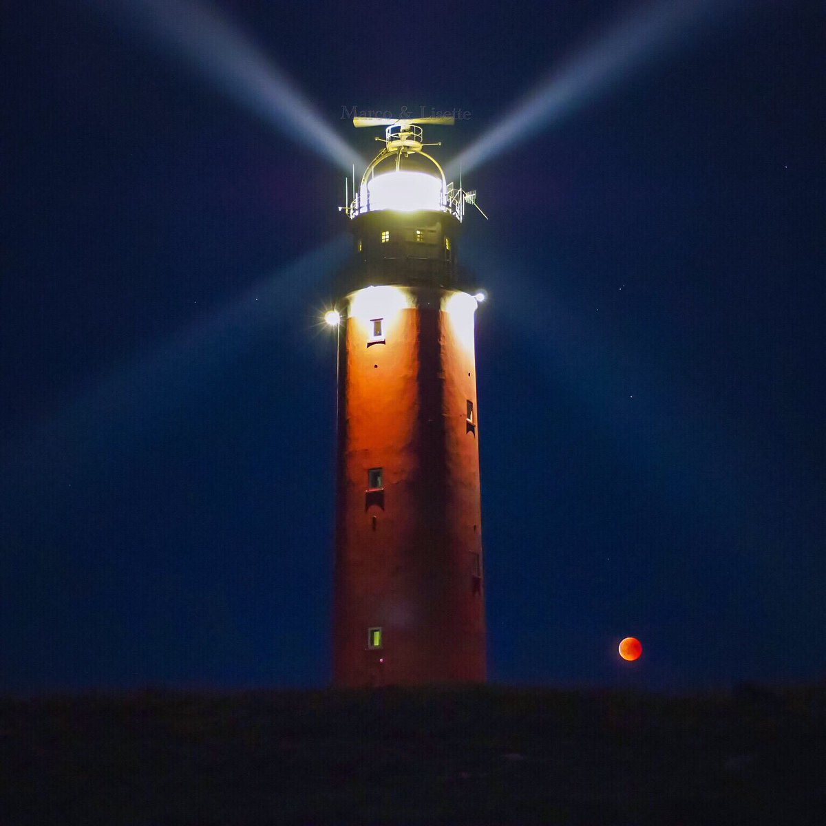 LisetteOpTexel's tweet photo. Bloedmooi!
Zelfde kleur als onze vuurtoren #bloedmaan #Texel 

Onvergetelijk avond met z’n allen, als weerwolven op jacht naar bloed ;-) @MarcoKrebaum Maartje en @nellekoptexel❤️🌖🌝🔥 met dit als resultaat! 

#BloodMoon2018 #BloodMoon2018 #BloodMoonEclipse2018 #bloodymoon https://t.co/9g3SnhMJuO