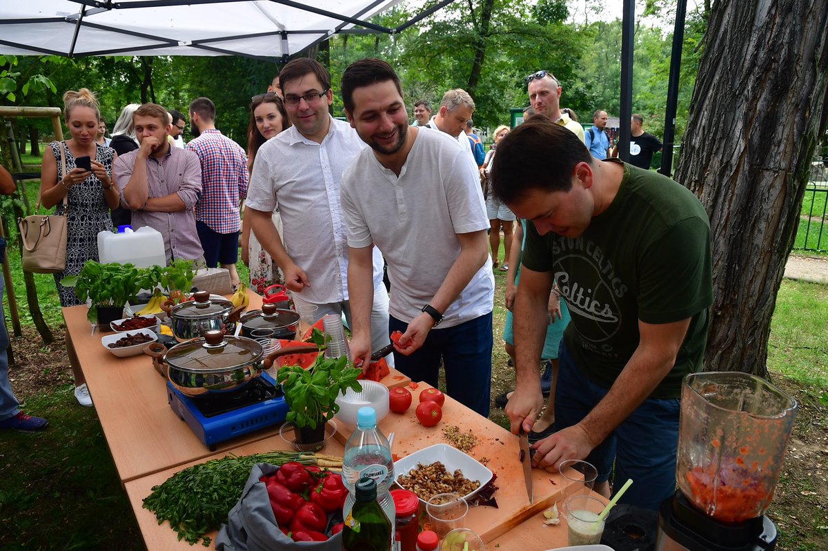 PatrykJaki's tweet photo. Pozdrowienia z pikniku promującego zdrowe żywienie. Dziś gazpacho arbuzowo-pomidorowe oraz potrawka z czerwonej soczewicy ;) 
#Jaki2018 https://t.co/fWhDtHOLs9
