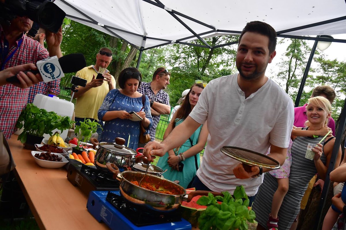 PatrykJaki's tweet photo. Pozdrowienia z pikniku promującego zdrowe żywienie. Dziś gazpacho arbuzowo-pomidorowe oraz potrawka z czerwonej soczewicy ;) 
#Jaki2018 https://t.co/fWhDtHOLs9