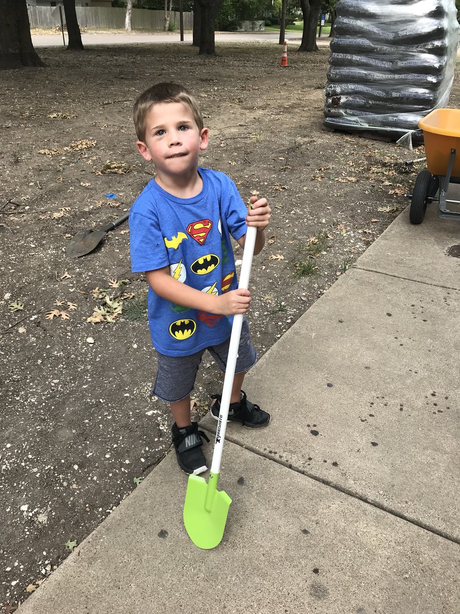 WilemonSTEAM's tweet photo. Thank you #wilemonsteam staff and @Theavechurch for getting our flower beds #augustready! @WaxahachieISD https://t.co/Co7kRst3nc