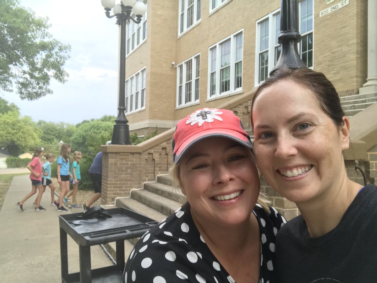 WilemonSTEAM's tweet photo. Thank you #wilemonsteam staff and @Theavechurch for getting our flower beds #augustready! @WaxahachieISD https://t.co/Co7kRst3nc