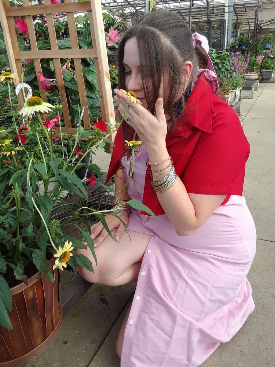 MichelleStitchz's tweet photo. Flowers only grow at the church in the Midgar slums. #aeriscosplay #finalfantasy7 #FridayFeeling https://t.co/98hBPuR9f5