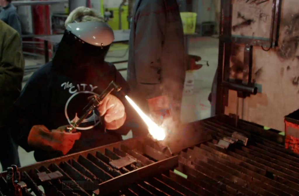 MarkPerna's tweet image. How Oregon is investing in the next generation of blue collar workers. to.pbs.org/2NNE2O0 #Orgeon #BlueCollar @NewsHour