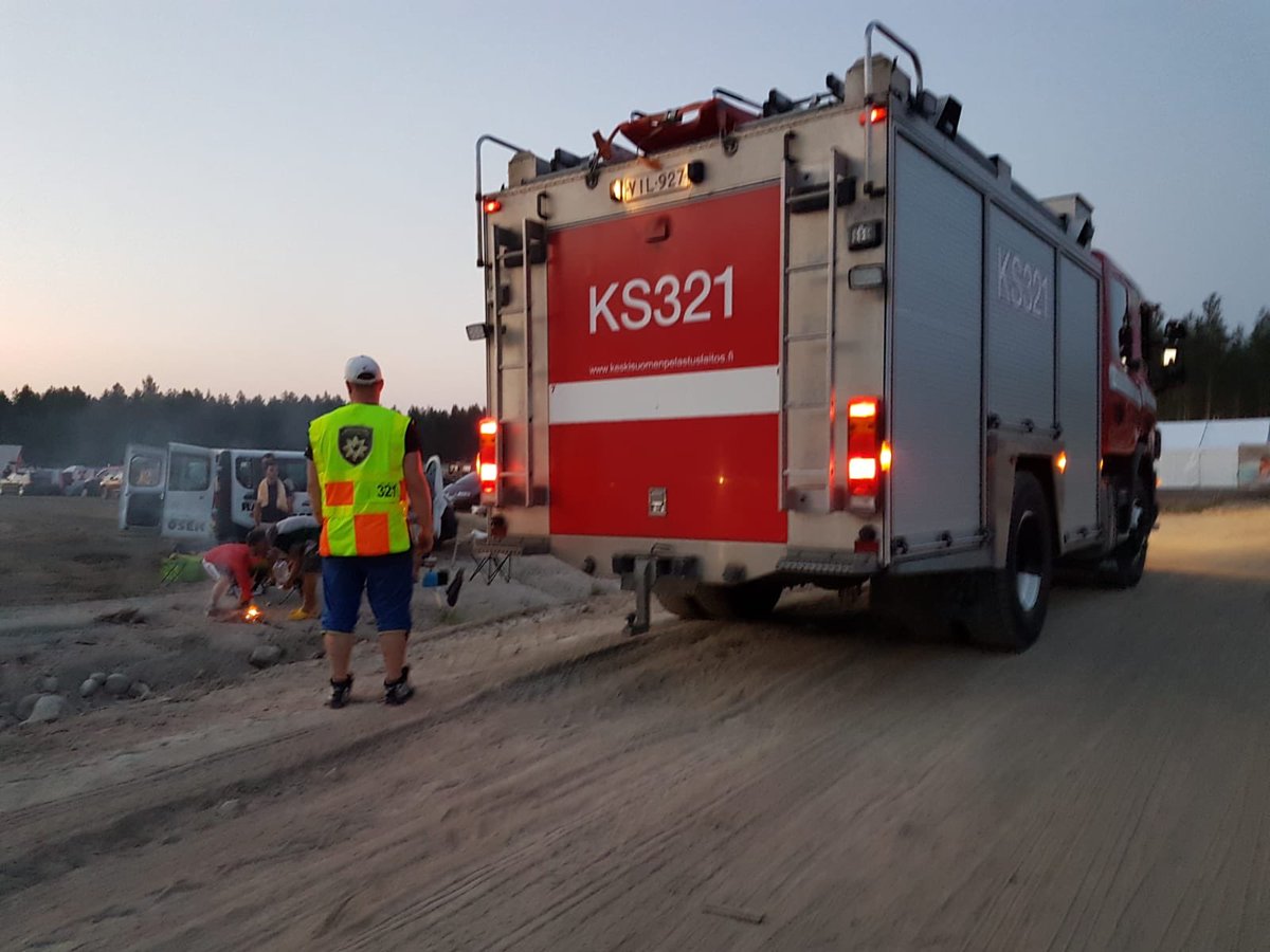 Ruuhimäessä sammutetaan grillejä paloautolla. Se maastopalovaroitus on ihan todellinen juttu. Avotulen teko on _kielletty_. #ihanoikeestinyt #rallyfinland 
Kuva: Tomi Hänninen