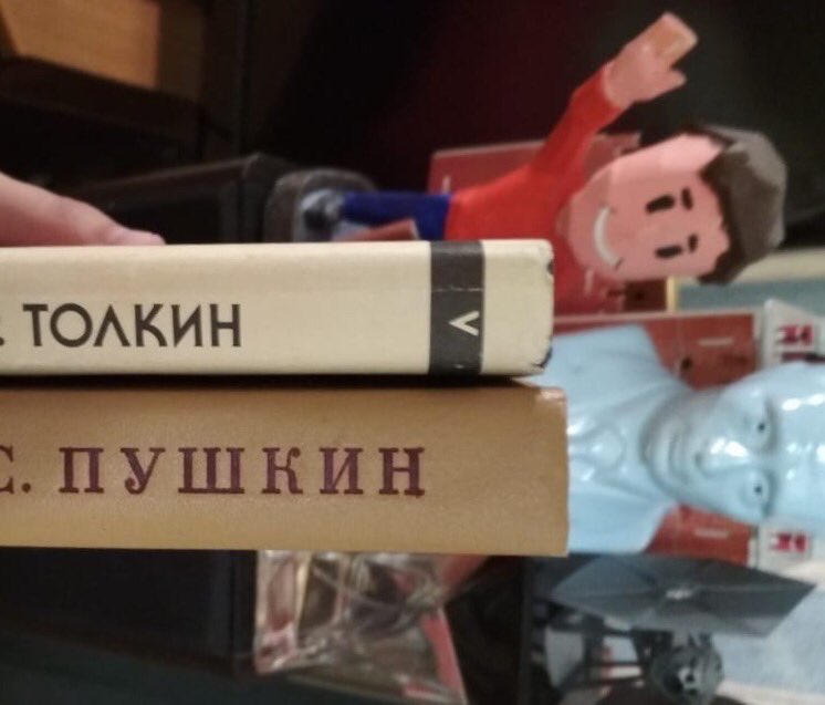 Говорят, что догадка моя — это чушь,
Но лингвистика — не игрушки!
И если «толкать» переводится «push» —
То выходит, что
