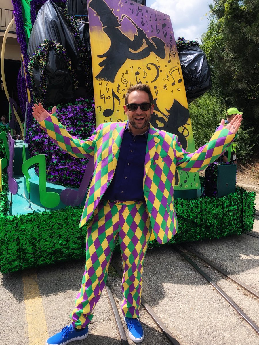 marcusleshock's tweet photo. Such a great time at the @SFGreat_America #MardiGras Parade! Awesome dance crew on the float and plenty of beads to throw around. Thanks to all who came out and showed some @WGNMorningNews love! 🙌🎢😂 https://t.co/8P1BfKpARW