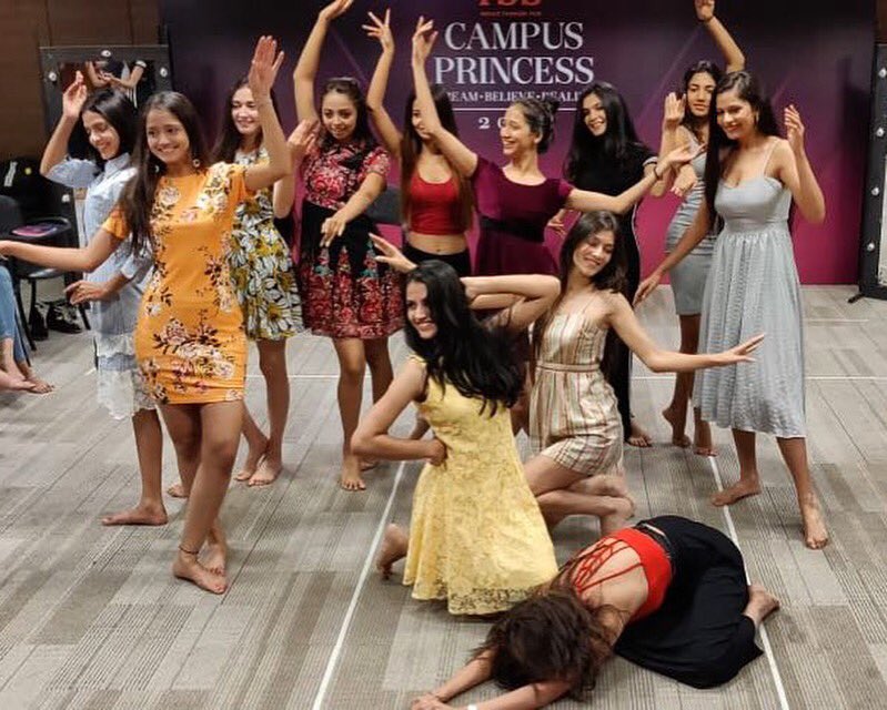 muskaankatariaa's tweet photo. Statues of Campus Princess 👸🏻
@fbb_india @MissDivaOrg @feminamissindia 
#muskaankataria #CampusPrincess #ThisIsMissDiva #finalist #DreamBelieveRealize #fbbcampusprincess #fbbcampusprincess2018 #campusprincess2018 https://t.co/NPzO8es7HA