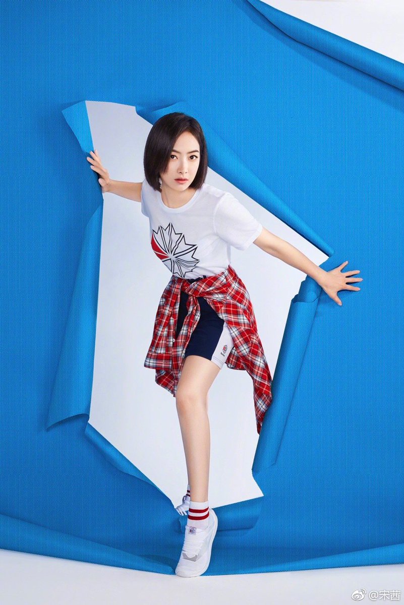 fxsnaps's tweet photo. [VICTORIA WEIBO(3P)] 宋茜: 决定给今天的自己贴个“潮人”标签，皮一下-
#标签主义##潮翻街头# ​ https://t.co/UQ9nL8vX8a #kpopsnaps https://t.co/ckMXg3NEB7