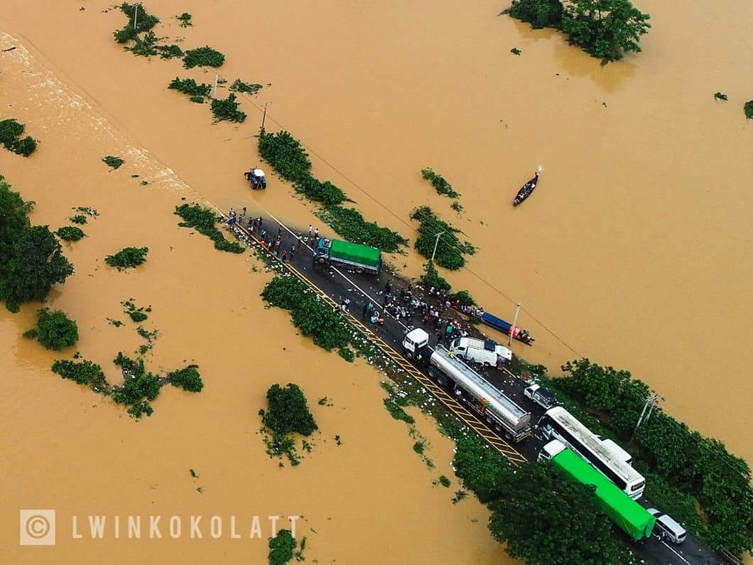 Update situation of Mon state roads, it’s getting worse and there’s still no announcement by government for the flood. Over 20,000 people in Mon state ald displaced. #myanmar #flood ©️lwin ko Latt