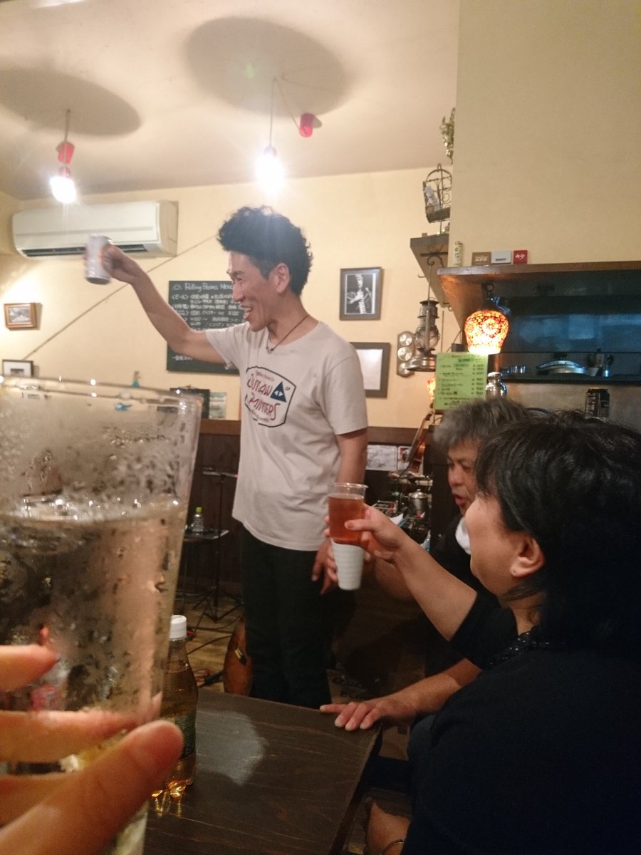 littlewoodshare's tweet photo. 素晴らしいライブでした
一橋学園にこんな楽しい店があったとは
信夫と書いてしのぶさん
演奏が終わる度に幸せ~ってめっちゃ良い笑顔
そうそう!演者さんが幸せだとこちらも幸せなんです
ギターをジャカジャカ弾くとこも良かったな
次は予習してからじっくり聴きますね
#信夫正彦
#ROLLINGBEANS https://t.co/Sv6B9aTeAS