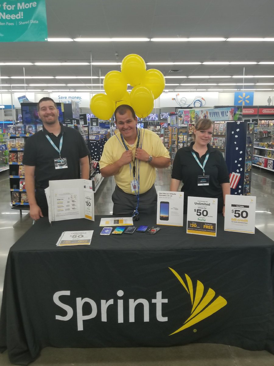 Jessica and Bryan are ready for a very yellow weekend in Rochester! #SprintWMTKO for the win! <a href="/AzraSmailagic/">Azra Smailagic</a> <a href="/AzraSmailagic/">Azra Smailagic</a> <a href="/TimMiller44/">Tim Miller</a> <a href="/Walmart/">Walmart</a>