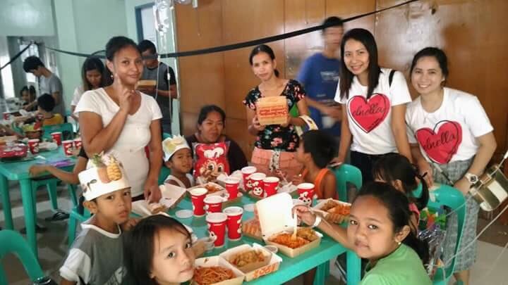 TitasOfElnella's tweet photo. Thank you also to @kytheinc for yet another opportunity..always a great pleasure to be working with your team making a difference in the lives of these sick children. Thank you also to @Jollibee for the pillows, this sure made the children smile.
#RedStringOfFateFoundation https://t.co/sFvVrqG5Ar