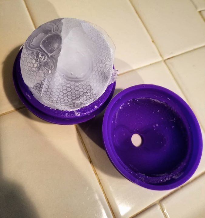 BenedictChoy's tweet photo. Tried out the #halocrate plasma grenade mold. Cracked the ice a little when I pulled it out. A little hard to tell its a plasma grenade...
#halo #lootcrate #HuntTheMerch https://t.co/8ZagUQrHvr