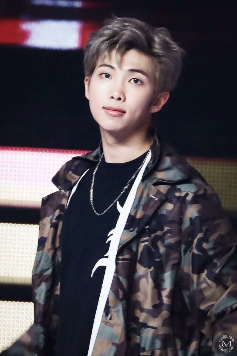 HymakaA's tweet photo. V et RM❤🇰🇷 https://t.co/xSSD49XRvf