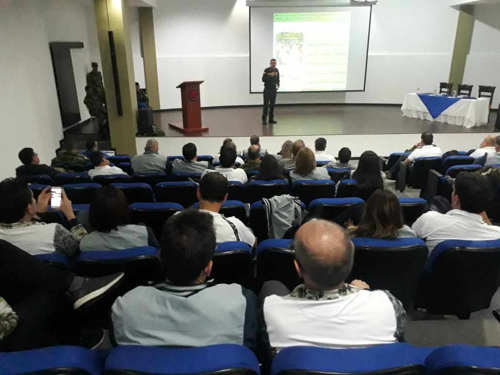 Ejercito_Div7's tweet photo. En el segundo día de visita de los cursos #Caem2018 y #Cidenal2018 a #CuartaBrigada y @Ejercito_Div7, la apertura de la jornada académica la está realizando #AestaHora el Brigadier General Carlos Ernesto Rodríguez, comandante de Regional 6 de @PoliciaColombia #FeEnLaCausa https://t.co/wo87gD4e9K