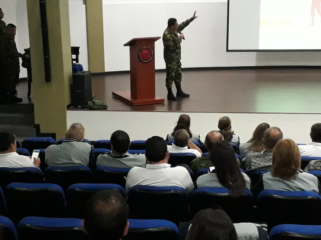 Ejercito_Div7's tweet photo. A esta hora el BG Alberto Sepúlveda Riaño comandante de @Ejercito_div7 presenta charla sobre el liderazgo militar a los cursos #Caem2018 y #Cidenal2018 de visita en la ciudad de #Medellín #HéroesMultimisión #CuartaBrigada https://t.co/zoav7V3BtE