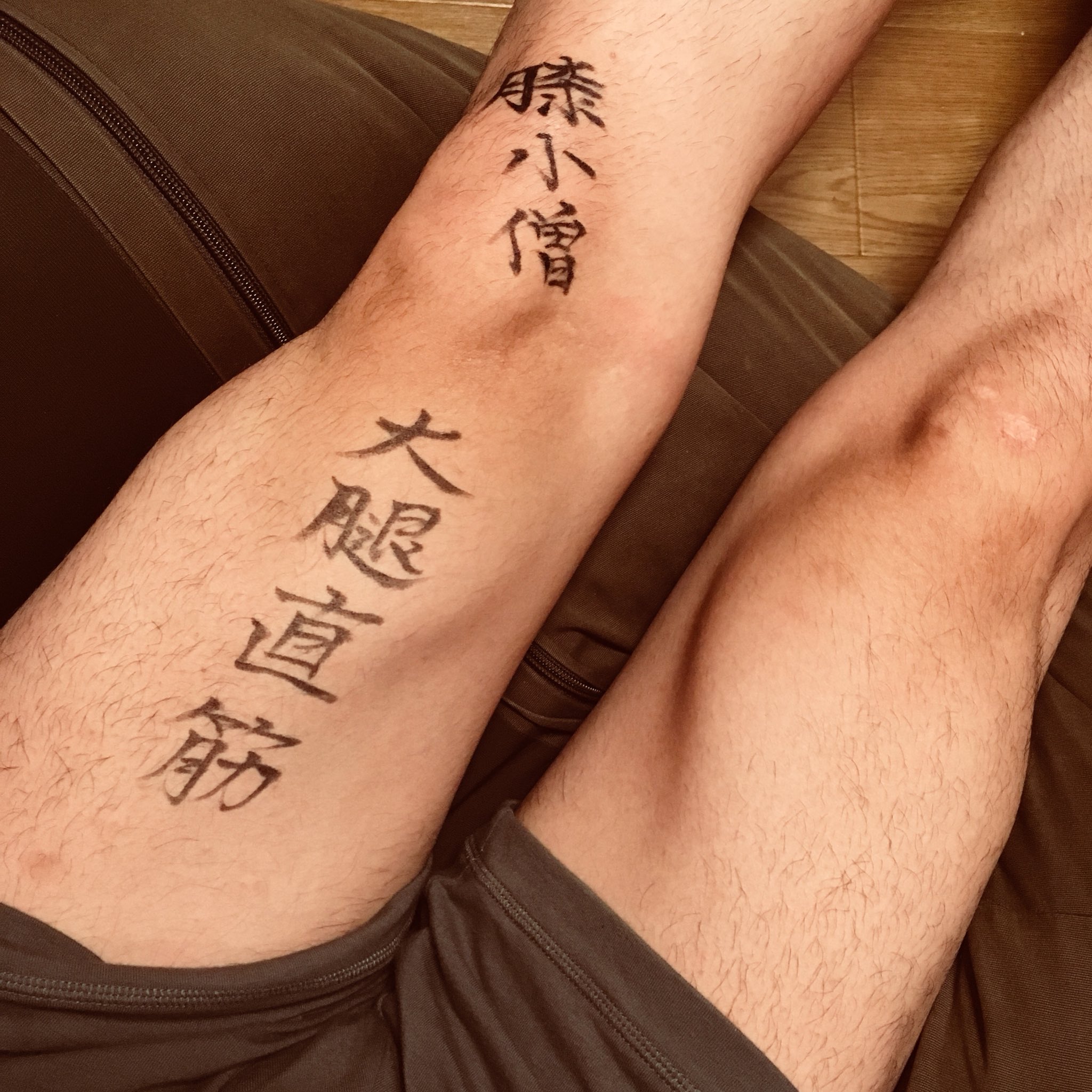 تويتر かずくり على تويتر 意味がよく分からないまま雰囲気で日本語タトゥーを入れてしまう外国人のコスプレです T Co K2qn5qkuyt