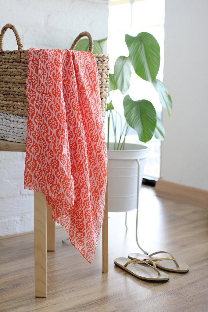 Nothing says summertime like a pop of coral. Have you purchased one of our limited-edition cotton pareos in Satsuma Blum? Available online and in-store. Link in bio. 

#batik #batikmalaysia #handdyed #summer #pareo #artisanmade #fairfashion #ethcialfashion
