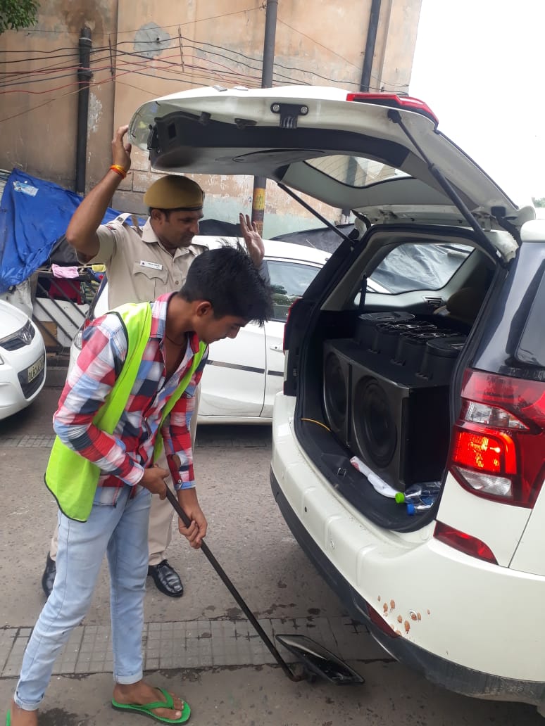 DcpNorthDelhi's tweet photo. #BusChecking #VehicleChecking and #rokotoko policing at various market places to ensure safety #IndependenceDay @DelhiPolice https://t.co/a52M0w7FzW