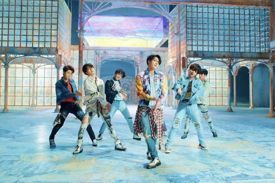soompi's tweet photo. #BTS’s “Fake Love” Becomes Fastest K-Pop Group MV To Hit 250 Million Views https://t.co/gmwZLbwWL7 https://t.co/xjW4fFoOwV