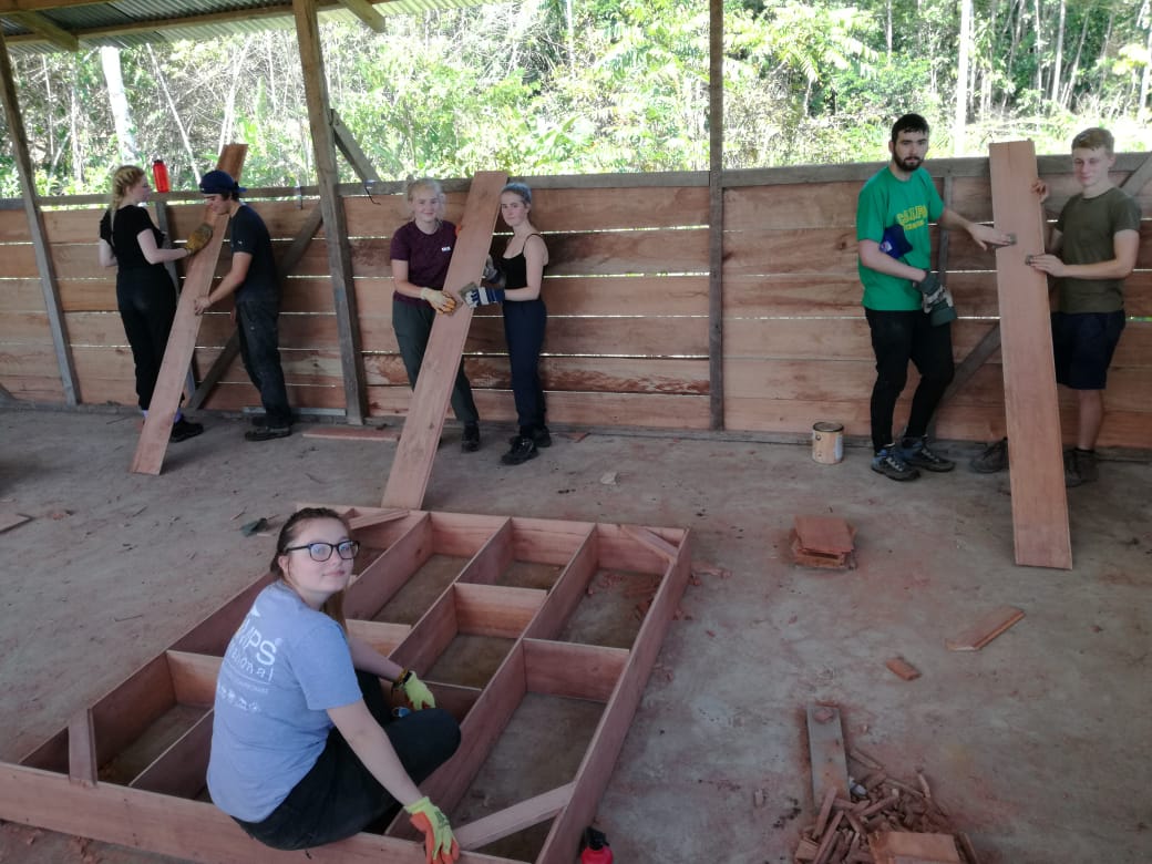 CampEcuador's tweet photo. #TeamsEsmeraldas and #TeamGuayas are working together sanding planks for the storage room #CampDonBiki🌿🦎😊 #DoSomethingAmazing #CampsEffect @CampsInt https://t.co/w1GVki7tQ6