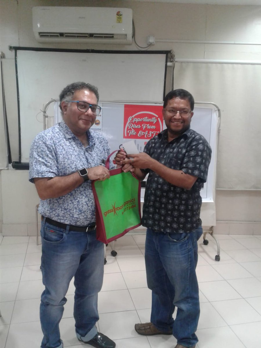 GEB2020's tweet photo. #GEBMeetUp : Rajib Roy handing over organic stuff to Mr Sandipan Chatterjee !

#StartUp #Entrepreneur #Entreprenuership #startup #kolkata https://t.co/FWi29pwZEV