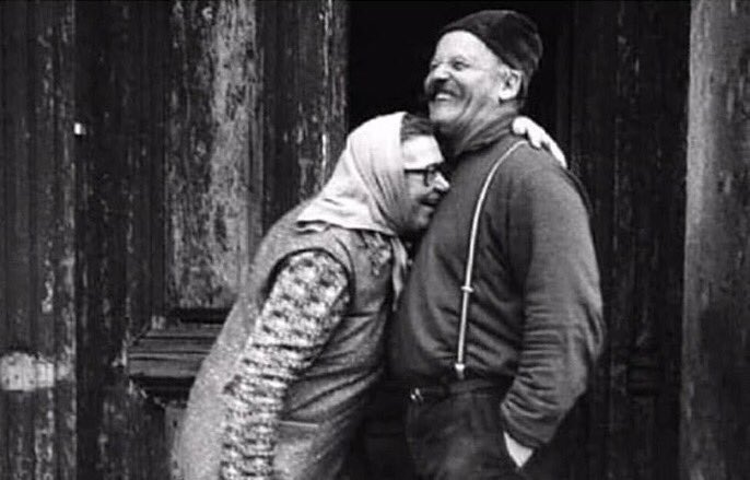 Güzel görünen herkes bir gün yaşlanacak. Ama iyi insanlar, yaşlansa da iyi insan olarak hep kalacak.

La Edri