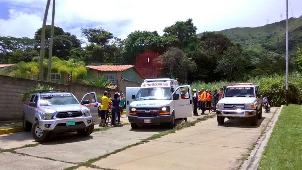 SistemaCarabobo's tweet photo. #Ahora Nuestro equipo localiza y atiende persona lesionada (caída de altura) en Cerro El Rincón Mcpio Naguanagua y posterior traslado a CHET #Valencia  @PCAlcNaguanagua  @BRAM_Venezuela @CruzrojaVal @isarvzla #UVALG #respuestainmediata #28Jul @Jacobo_Vidarte @yoel_bracho https://t.co/qnTDpHeIKJ
