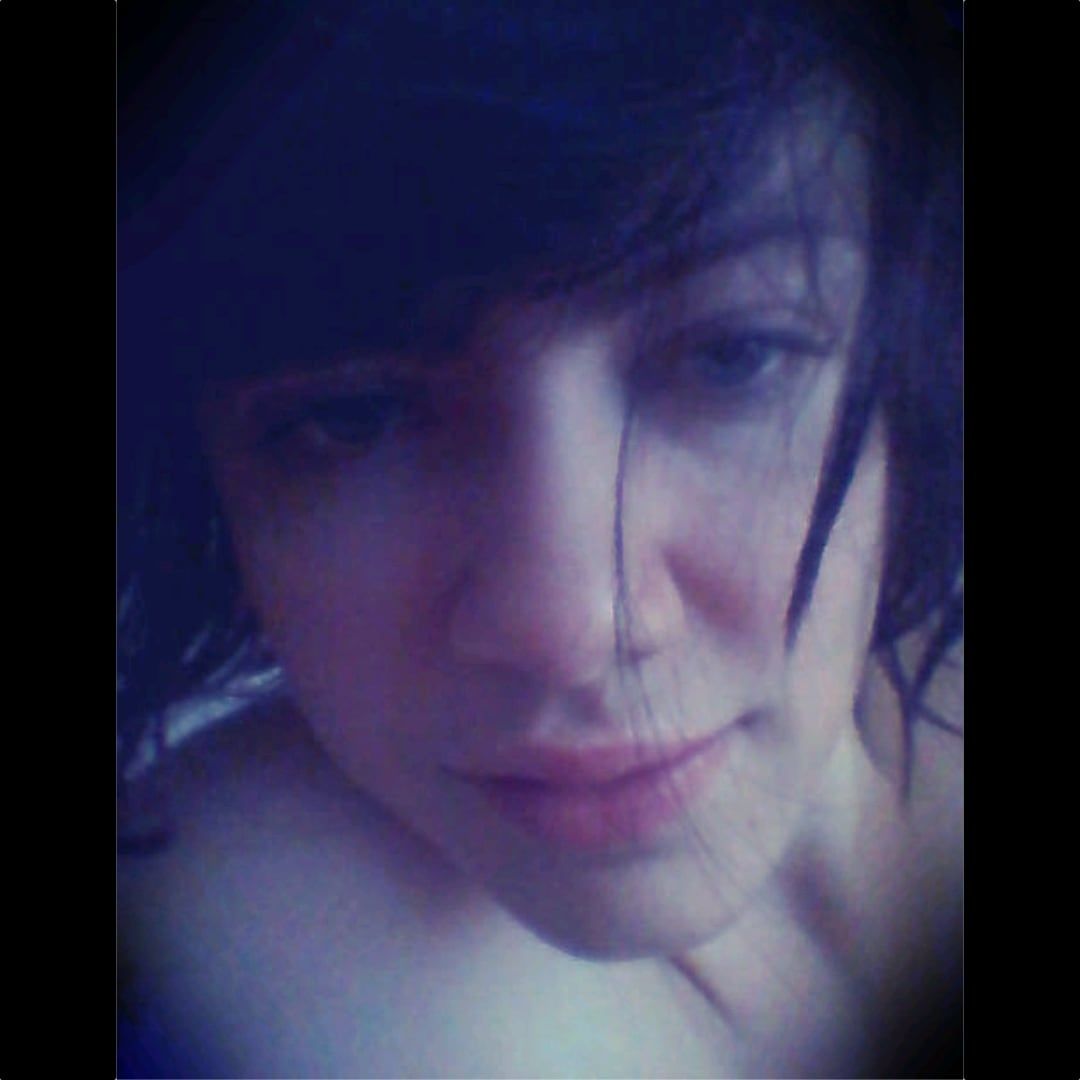 maxiwild's tweet photo. Who else out there doesn't wake up with a full face of foundation, lipstick, concealer, lashes etc etc? Us ladies should embrace our natural beauty and put a stop to the unrealistic beauty standards that we're bombarded with day in day out. #nomakeup #feminism #bodypositive https://t.co/Y1Cx2bjvIh