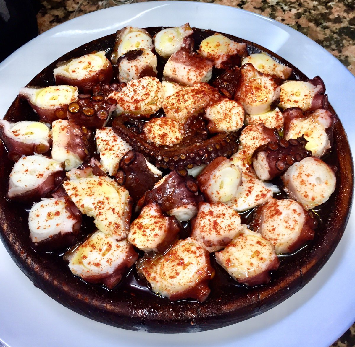 El_Equipo_A_'s tweet photo. Rendimos tributo a esa delicia del mar; #Pulpo desde uno de los lugares de #ACoruña que mejor lo prepara #Ofiuza @GaliciaCalidade @terragalicia https://t.co/3HFA7axYJG