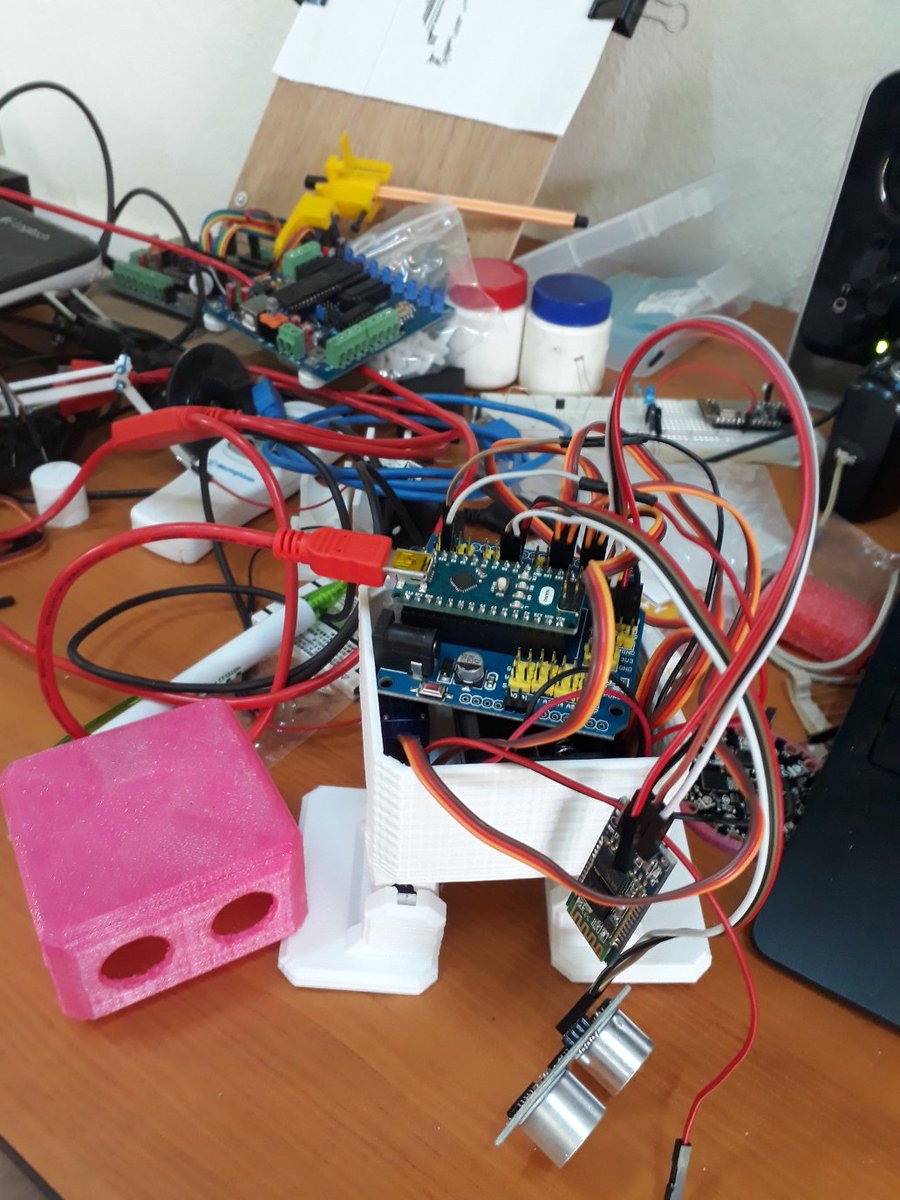 YN1V's tweet photo. Mis primeras pruebas con un robot bipedo. Ahora si que voy a tener que aprender programación. A mi hija le encanta el rosado. Todos los planoes en https://t.co/D1bWDq1Jiw  ...  #Ottobuilder https://t.co/Vv9ND9wynd