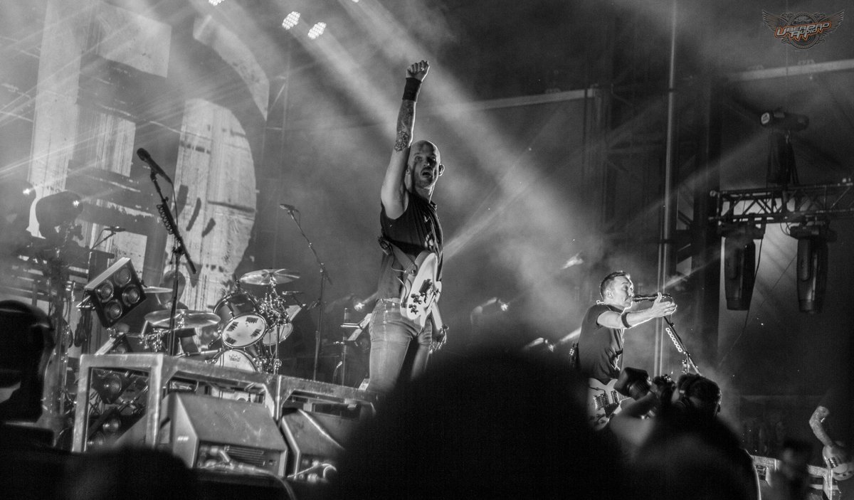 UberProAudio's tweet image. Amazing set last night by @riseagainst at #77montreal - Tim and Zach's @gibsonguitar #lespauls sounded monsterous running through those @marshallamps  - Tremendous!