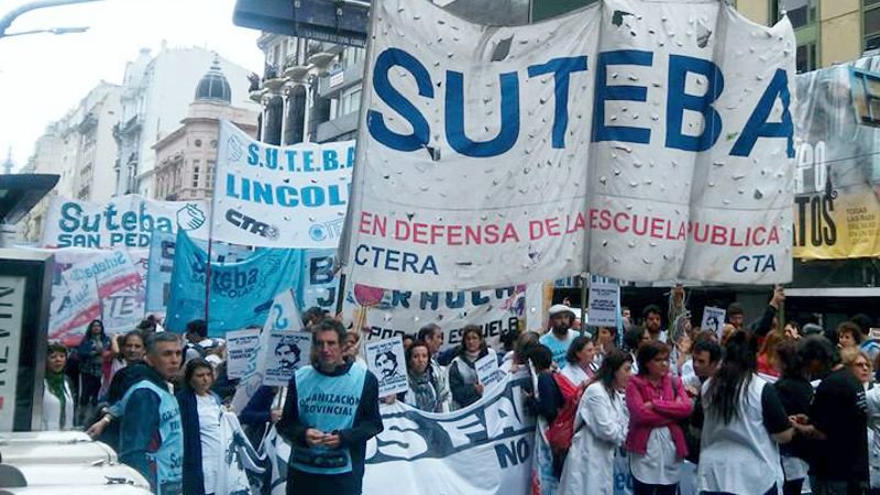 AgenciaDib's tweet photo. #Conflicto

Docentes de Suteba paran lunes y martes a raíz de una medida de fuerza declarada por Ctera; el lunes se suman resto de estatales bonaerenses alineados con la  CTA

Leer en ➡️https://t.co/7yrQzhwqTT https://t.co/H2F8J7kCyo