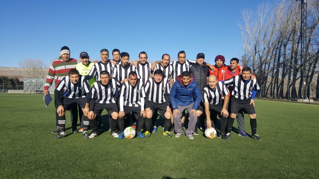 Pradesbachy's tweet photo. Con mis compañeros de fútbol ⚽️ hoy se ganó. #Andacollo https://t.co/pzRWwlHoLr