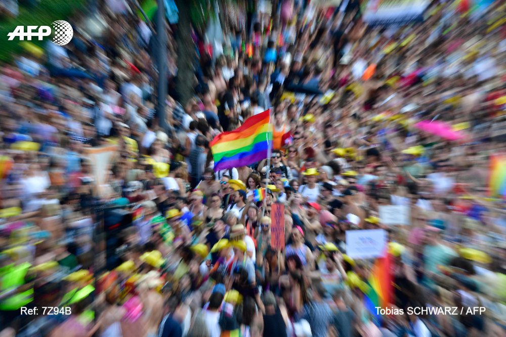 #instantané Tourbillon de couleurs au Christopher Street Day, la gay pride de la capitale allemande Photo : <a href="/tobiasschwarz/">tobias schwarz</a> #AFP