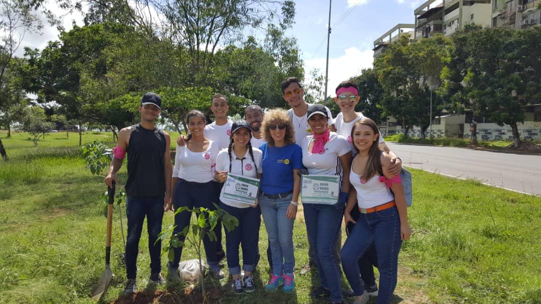 RotaryCachamay's tweet photo. Hoy @rotarycachamay apoyó a su @rotaractroraima en el proyecto GREEN HANDS que se celebra ésta semana a nivel mundial.  Sembrando más de 15 árboles en #puertoordaz.
Felicidades a todos. Fue una excelente jornada 
#distrito4370 @rotarydistrito4370oficial https://t.co/odKh8vyBL3