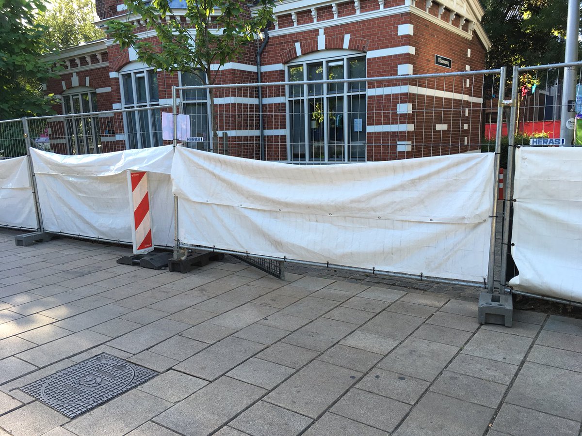 Goh @MelanievdHorst en @fennaulichki waarom zijn de beide kinderspeeltuinen (de enige in het park)naast de crèche afgesloten door #milkshake, was dat incl de leges van 4400€ die #milkshake betaald hebt. Wel behoorlijk asociaal dat kinderen in de vakantie voor dichte deur komen.