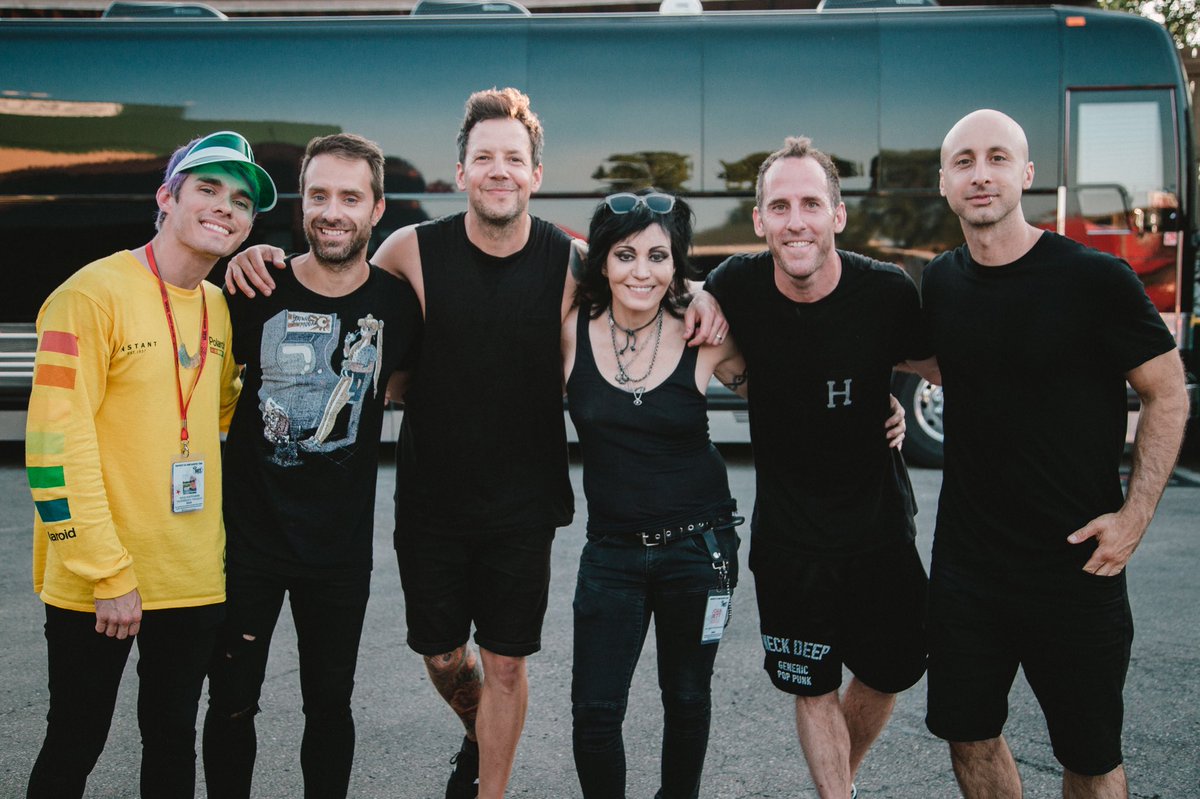 awsten's tweet photo. SHOUT OUT SIMPLE PLAN FOR LETTING ME SING WITH THEM AND SHOUT OUT JOAN JETT FOR WATCHING. LIFE IS WEIRD. https://t.co/t3U5AyISfW