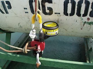 ENeussl's tweet photo. Checking hydrostatic release units on inflatable liferafts today; found 1 of them that was rigged incorrectly with the painter line attached to the cradle instead of the weak link (the red piece in the picture).  It's easy to overlook. #askCGinsp https://t.co/bfQdXsJjIe