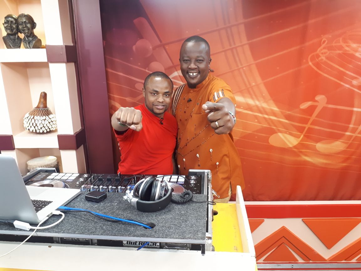 Kigwaaa!! Ni Jumamothi ingi njega twacemania tuhihe kigwa tugikaribishaga First Officer <a href="/JeffNjoroge1/">Jeff Njoroge</a> #Mugithi254SGR #KigwaKuhihwoMurioo naguo mutukanio ni wa <a href="/DjQariz/">DJ Qariz Kenya</a> ...Ukwenda rwimbo ruriku? Masheteee!! Shwaaa!