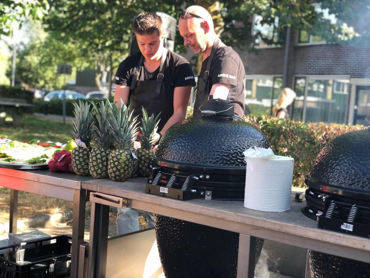 Tribe_Company's tweet image. Weekend betekent tijd voor een nieuwe Amstel Buurt BBQ ! Vanavond staan we in Monnickendam, waar de zon wéér schijnt ☀️ en de buren genieten van een compleet verzorgde bbq 🍻🥩 #buurtbbq