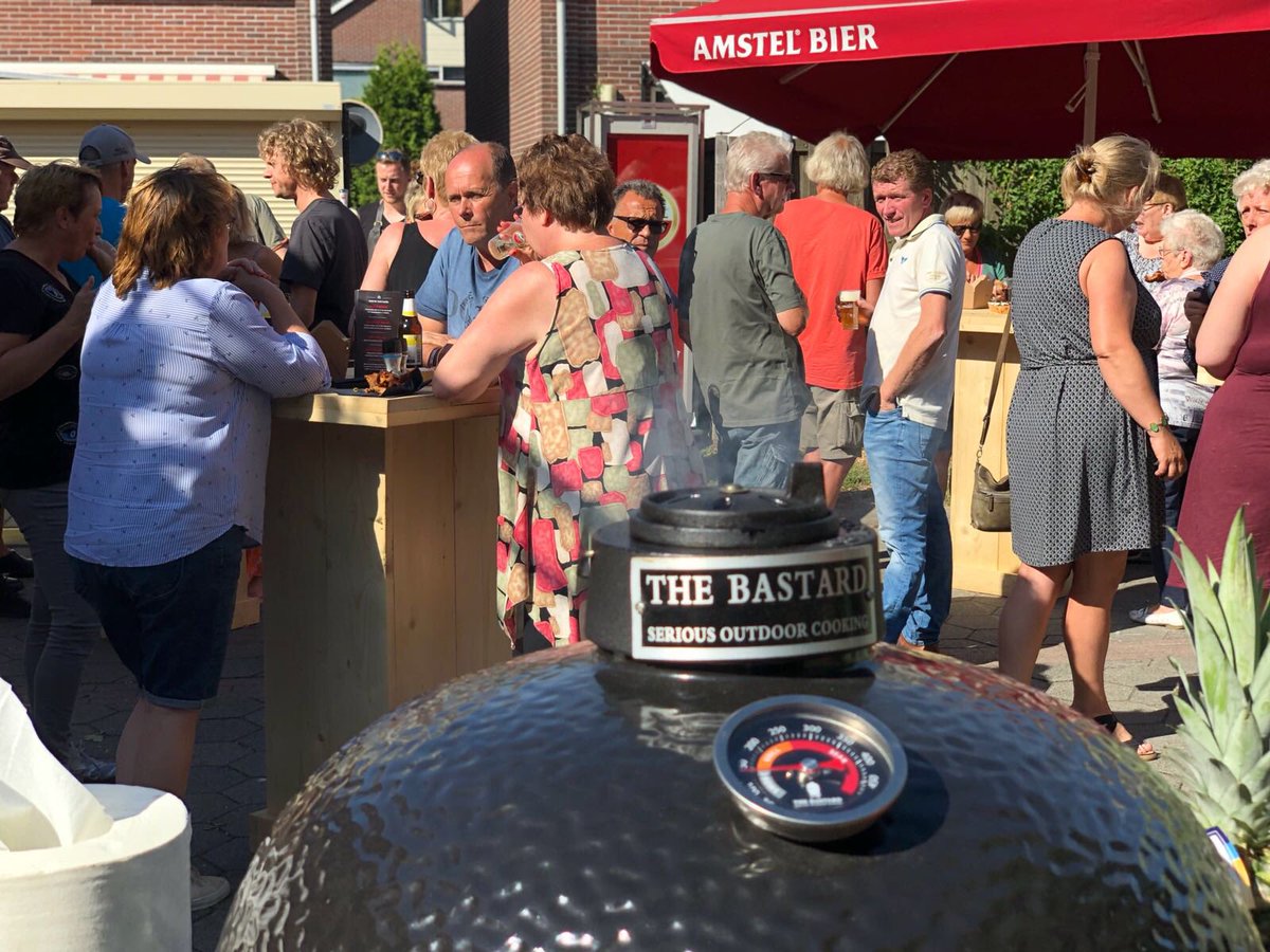 Tribe_Company's tweet image. Weekend betekent tijd voor een nieuwe Amstel Buurt BBQ ! Vanavond staan we in Monnickendam, waar de zon wéér schijnt ☀️ en de buren genieten van een compleet verzorgde bbq 🍻🥩 #buurtbbq