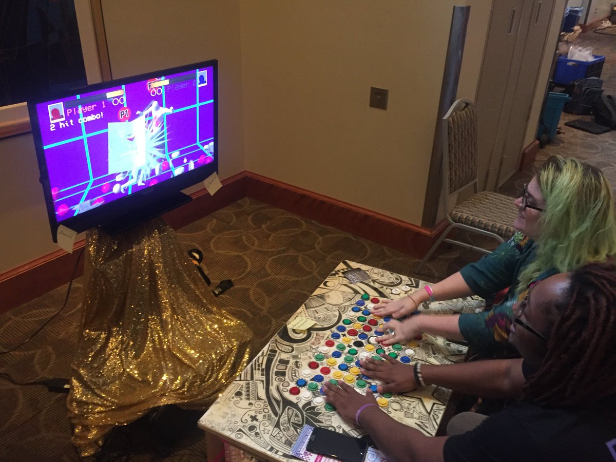 PlayLRGames's tweet photo. @barelyconcealed has a BANANAS multi-button fight game at #PxP2018 #PixelPop18. #1000ButtonProject https://t.co/egX2EiaxTt