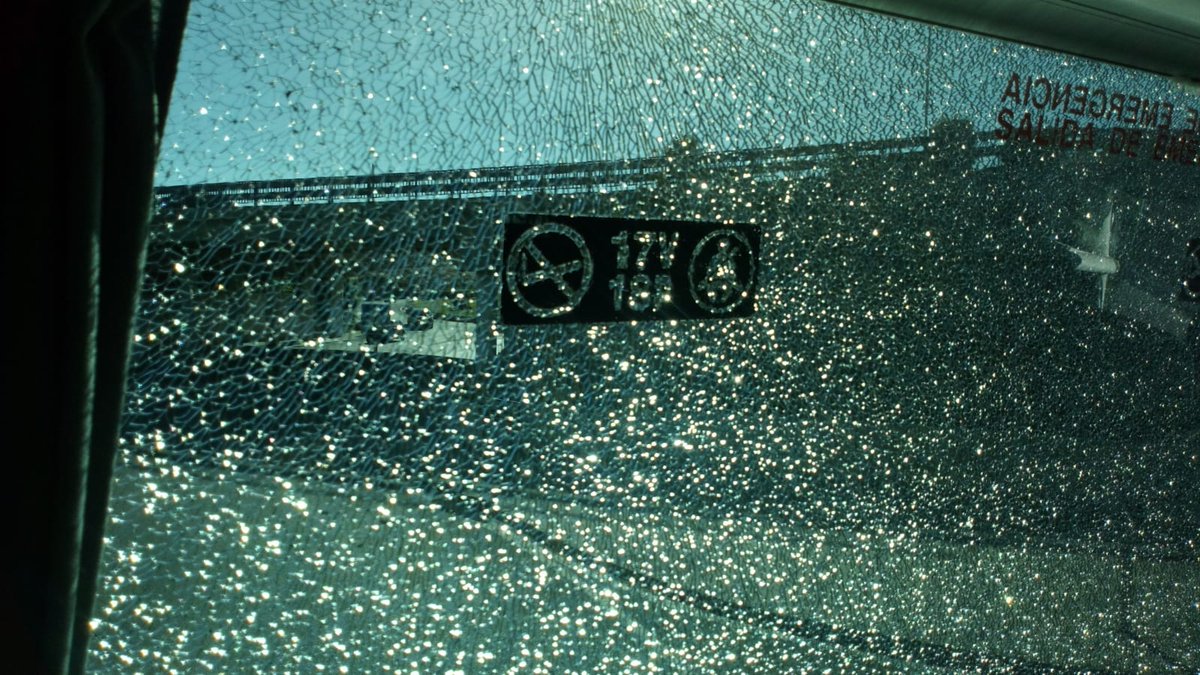 EtxeratElkartea's tweet photo. Apedreado el autobús de familiares de presos políticos vascos cuando volvía de la prisión de Algeciras. El impacto ha roto una de las lunas laterales del autobús. No hay que lamentar daños personales #stopdispersion https://t.co/bzmciNPHOU