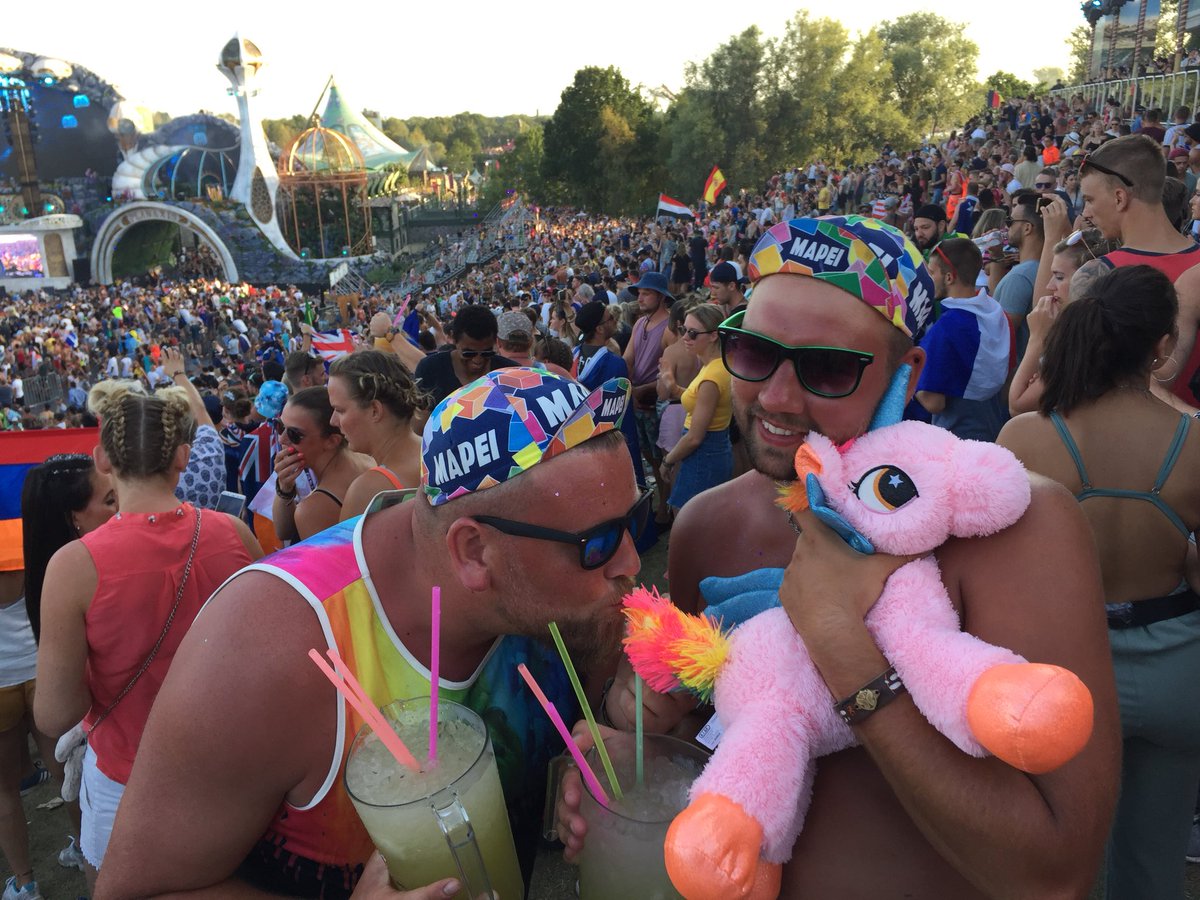 pinchosofficial's tweet photo. @tomorrowland @nervomusic They love my white paper #tml https://t.co/SAIBkYs7SM