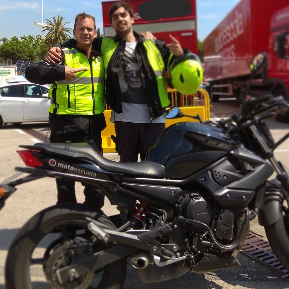 Motoescuela_es's tweet photo. Hugo se lo lleva para vacaciones !! Curso del permiso A superado satisfactoriamente !!! A disfrutarlo amigo. V’s .... 🏍💨 #Motoescuela #Yamaha #PontGrup #moto #motero #motard #carnetdemoto #autoescuela #motos #enjoy #permisodemoto #permisoAM #permisoA1 #permisoA2 #permisoA https://t.co/sv9AtCsMH0