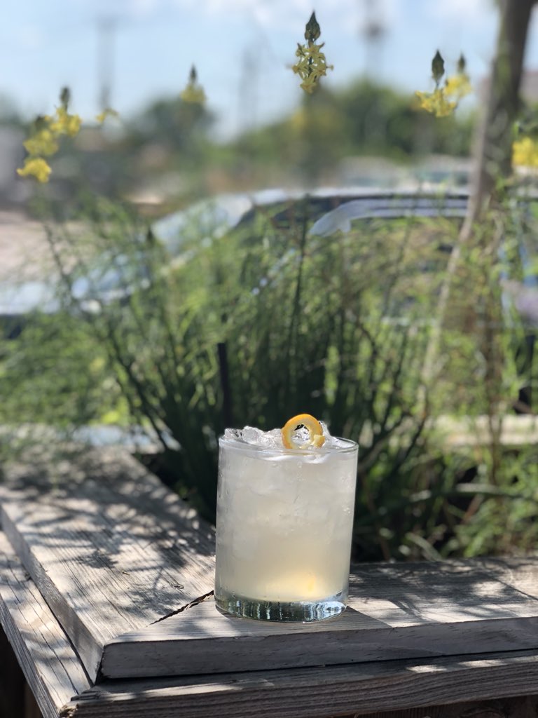 theflathouston's tweet photo. 4-7 today 
1/2 off pizzas
$2 Lone Star
$3 Select Beer
$4 Frozen #Mojito 
$5 Frozen Pina Colada
$5 #Frozen #Sangria 
$5 Premium Wells
$2 Specialty Cocktails, #Coffee Cocktails, #Wine by the glass and Draught Beers
#houstonhappyhour #houstonbars #houstonweekend #houstonpizza https://t.co/J5sM78Dw7m