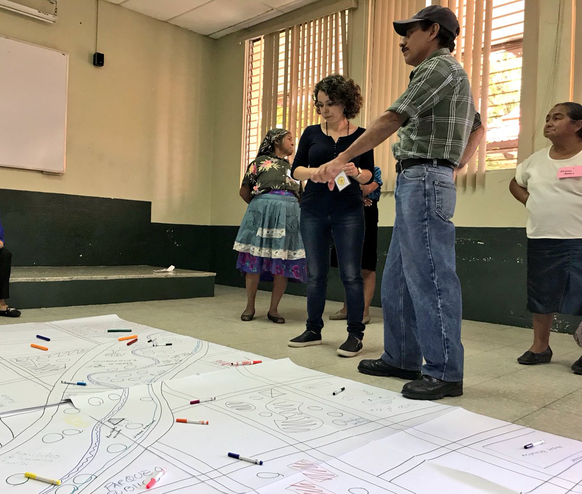 MuniVillaNueva's tweet photo. Representantes de COCODES participan en mesas de trabajo de temas como Ambiental, 
Urbano, Económico, 
Servicos básicos #POTVN https://t.co/EZMZjndXas