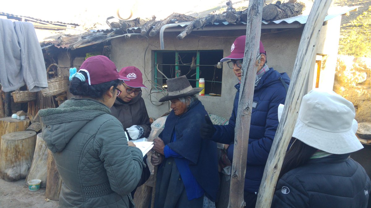 danielrobertosb's tweet photo. En el poblado de #Huanuara, a más de 3200 msnm, los jóvenes de #MisionCaleb llevan a los #hogares un mensaje de amor y esperanza. #MisionCaleb2018 #YoVoy - Un proyecto de servicio social y testimonio. #DMJorgeBasadre #TACNA
@AdventistasUPS @AdventistasMPS https://t.co/oXDoOb4zng